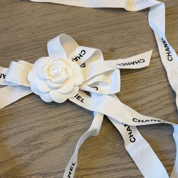 CHANEL White Ribbon with Floral Detail - Picture 2 of 4